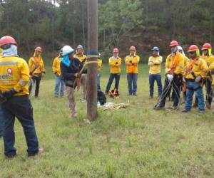 Un equipo de la Empresa Energía Honduras es instruido para realizar de la mejor forma su trabajo.
