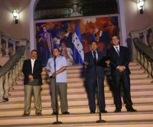 El secretario de la Presidencia, Reynaldo Sánchez, al momento de anunciar a los miembros de la Comisión Liquidadora: Roberto Pineda, Felipe Morales y Emilio Hernández Hércules, foto: Johny Magallanes.