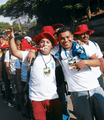 Miles de jóvenes hondureños católicos piden un alto a la violencia y desarme general