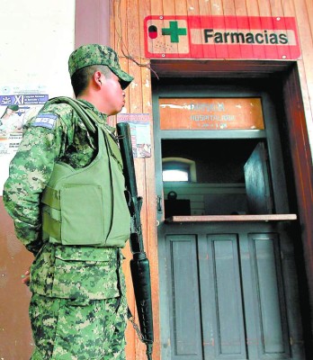 Controversia por militares en Salud