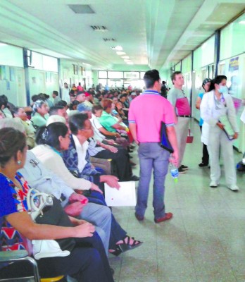 Indagan apatía en atender a pacientes