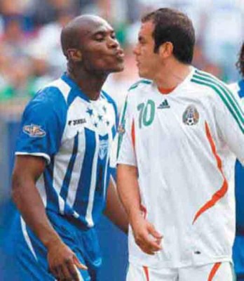 Del beso de Sammy al aztecazo, hechos que marcaron el Honduras-México