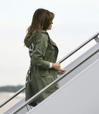 La polémica chaqueta de Melania Trump y el mensaje que revoluciona las redes