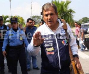 El ténico de Honduras Jorge Luis Pinto dio la cara a los medios de comunicación a su llegada a tierra catracha tras la derrota ante Estados Unidos. Foto: Grupo Opsa