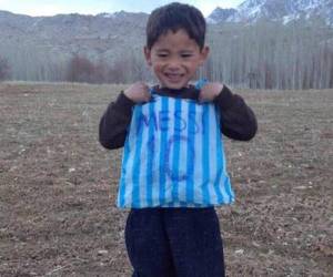 Esta fue la imagen que se viral donde el pequeño aparece vistiendo una 'camiseta' hecha de una bolsa de plástico.