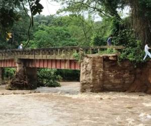 Técnicos revisan el puente San Ignacio en Francisco Morazán luego que la fuerza de las aguas producto de las lluvias lo dañara. Foto: Copeco/ EL HERALDO.