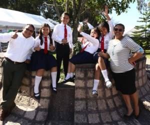 Los niños de la Escuela Experimental de Niños para la Música junto a sus docentes. Foto: E. Flores/M.Urrutia/El Heraldo