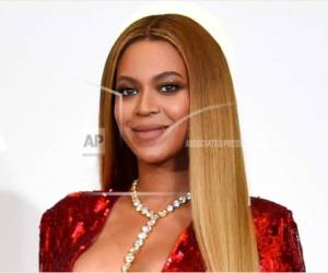 En esta foto del 12 de febrero del 2017, Beyoncé posa en la sala de prensa durante la ceremonia de los premios Grammy en Los Ángeles.