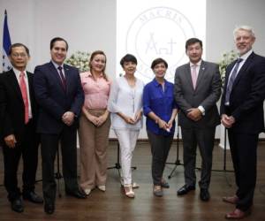 Andrés Kan, Claudio Sandoval, Digna Rivera, Ana Merrian, Mónica Weddle, Michael Carrillo y Charles Morril. Foto Emilio Flores