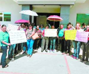 Los profesores protestaron frente a la Secretaría de Educación en horas de la mañana. (Foto: El Heraldo Hn)