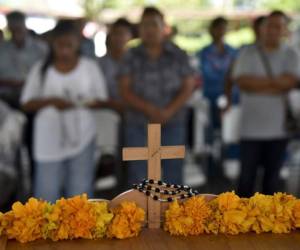 Parientes de los estudiantes desaparecidos rezan ante un altar en Ayotzinapa. (Foto: AFP)