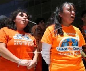 Indira Nicole Marquez Robles, de 18 años, izquierda, y Damaris Gonzalez, de 34, ambas beneficiarias del programa Acción Diferida para los Llegados en la Infancia (DACA, por sus siglas en inglés), y otros jóvenes de la organización United We Dream corean 'Estamos aquí para quedarnos' frente a la Corte Federal de Distrito en Houston, el miércoles 8 de agosto de 2018.
