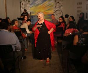 Originaria de la ciudad de La Ceiba, Atlántida, Lucy Ondina nació el 6 de agosto de 1925. Dedicó su vida a las artes escénicas.