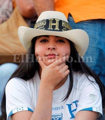 Hermosas hondureñas adornan el Olímpico de SPS en el duelo ante EEUU