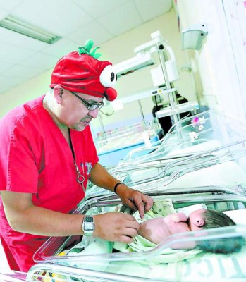 Así era 'Patch Adams' Bustillo, el doctor que conquistó el corazón de los niños hondureños