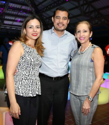 Disfrutan una noche con sabor a moda, arte y café