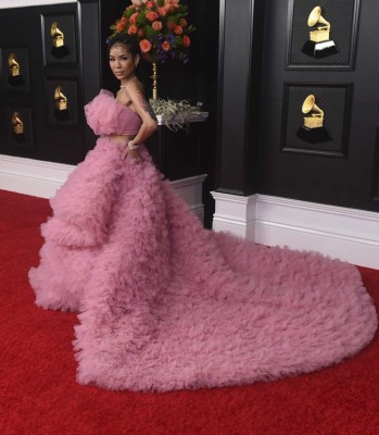 Flores, plumas y esqueletos: los peor vestidos de los Grammy 2021