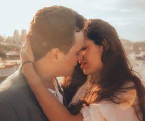 El efecto curativo de los besos no solo aplica para relaciones de pareja. También puede practicarse el besar en la mejilla a un amigo o ser querido.