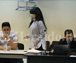 En la foto, Kevin Solórzano junto a sus abogados defensores, Celeste Cerrato y Jair López, fotos: David Romero / EL HERALDO.