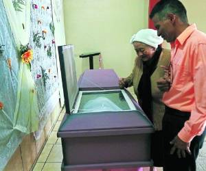 Parientes contemplan el cuerpo de Yeni dentro del ataúd, en la iglesia Casa de Luz, de la Villa Franca.