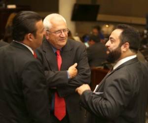 El especialista en Derecho Penal Francisco Álvarez conversa con los diputados del Congreso Nacional, Luis Redondo y Rassel Tomé.