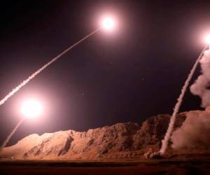 Irán lanzó en la madrugada del miércoles un ataque con decenas de misiles contra una base aérea situada en el oeste de Irak y utilizada por tropas estadounidenses, informaron medios estatales de prensa iraníes. FOTOS AP/ AFP
