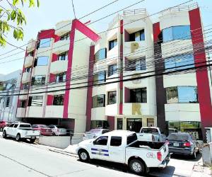 El personal de la Procuraduría General representa al Estado en las demandas incoadas y ofrece asistencia a los asesores legales de dependencias.