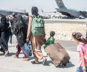 Joe Biden, quiere mantener la fecha prevista, pero también se ve presionado por las imágenes de miles de afganos desesperados y aterrados que esperan en el aeropuerto de Kabul un vuelo humanitario que les permita alejarse del régimen talibán. FOTO: AFP