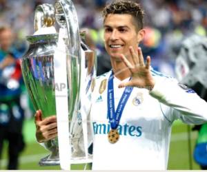 Foto de archivo Cristiano Ronaldo del Real Madrid celebra con el trofeo después de ganar el partido de la Final de la Liga de Campeones entre Real Madrid y Liverpool en el Estadio Olimpiyskiy en Kiev, Ucrania.