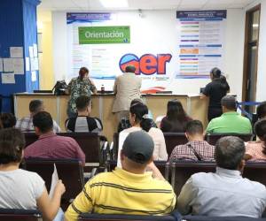 En las oficinas de AER, los ciudadanos realizan trámites para obtener permisos y convertirse en contribuyentes. Foto: David Romero/EH METRO.