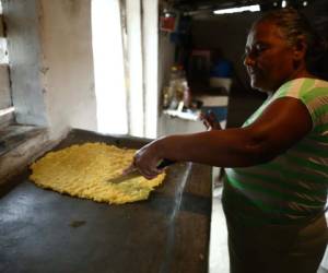 Doña Carmen Pozo prepara el tradicional dulce de piña. Fotos: Emilio Flores/EL HERALDO.