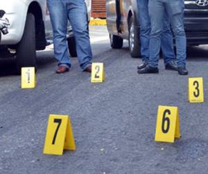 El cadáver del supuesto asaltante quedó tendido en una acera cerca de una posta policial que hay en el sector.