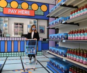 El Museo del Diseño encontró la forma de sortear la prohibición pandémica, convirtiendo su tienda en un supermercado de artículos de primera necesidad. FOTO: AFP