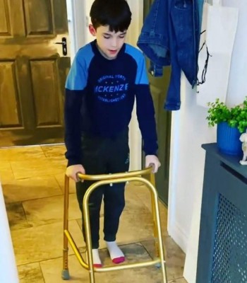 La dramática historia de Jacob, un niño de 10 años que dejó de caminar a causa del coronavirus (FOTOS)