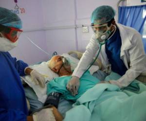 Trabajadores médicos atendiendo a un enfermo de COVID-19 en una unidad de cuidados intensivos de un hospital en Saná, Yemen. Foto AP