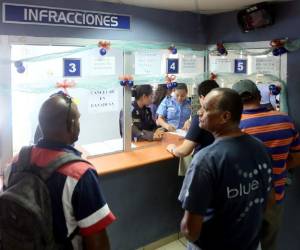 Un grupo de conductores es atendido en la ventanilla de infracciones de Tránsito.