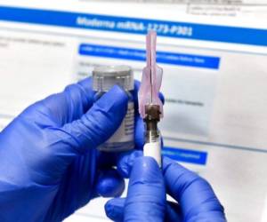 Una enfermera prepara una inyección como parte de un estudio de una posible vacuna contra el COVID-19 en Binghamton, Nueva York. Foto AP.
