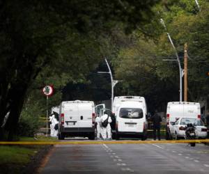 Policías montan guardia en el lugar donde el secretario de seguridad de Ciudad de México, Omar García Harfuch, fue atacado por hombres armados en la mañana del viernes 26 de junio de 2020. Foto AP.