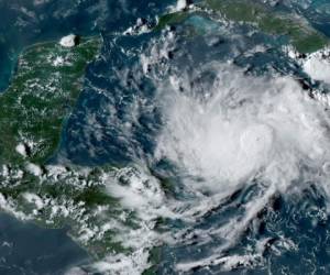 Belice esperaba fuertes precipitaciones sobre el sur y el centro del país, lo que podría provocar inundaciones repentinas y posibles deslizamientos de tierra. Foto AFP.