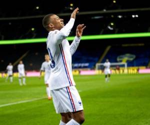 El francés Kylian Mbappé celebra su gol durante el partido de fútbol de la Liga de Naciones de la UEFA entre Suecia y Francia en el Friends Arena. Foto AP.