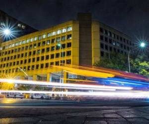 El tráfico a lo largo de la Avenida Pennsylvania en Washington cruza el edificio de la sede de la Oficina Federal de Investigaciones. Foto AP.