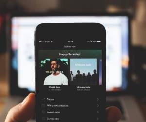 Spotify es una aplicación multiplataforma sueca, empleada para la reproducción de música vía streaming. Foto Canva.