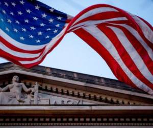 Una bandera de Estados Unidos ondeando fuera del Departamento de Justicia en Washington, D.C. Foto AP.