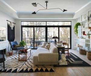 Sala de estar diseñada por la decoradora de interiores Dina Kirschner en un departamento de Brooklyn, Nueva York, en la que al estallar la pandemia del coronavirus creó un espacio para trabajar colocando un escritorio detrás de un sillón. Foto AP.