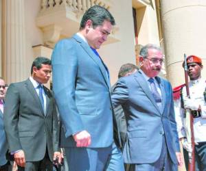 Durante su visita el presidente Hernández fue recibido con honores en República Dominicana.