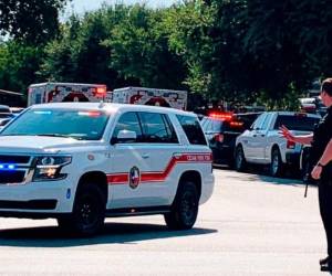 El suceso ocurrió la tarde del domingo frente a una tienda en la Fayette Mall, que llevó a la policía a evacuar el centro comercial y perseguir al responsable. Foto AP.