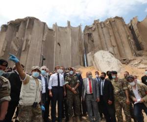 El presidente francés Emmanuel Macron (C) inspecciona los daños en el puerto de Beirut, la capital del Líbano. Foto AFP.