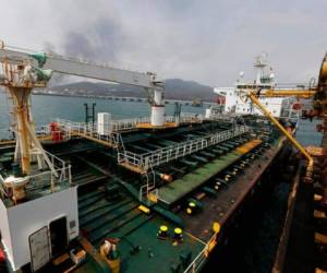 El barco petrolero iraní Fortuna permanece anclado en el muelle de la refinería El Palito cerca de Puerto Cabello, Venezuela. Foto AFP.