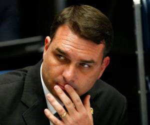 El senador brasileño Flávio Bolsonaro, hijo mayor del presidente Jair Bolsonaro, asiste a una sesión en Brasilia. Foto AP.