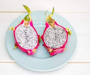 La pitahaya contiene una gran proporción de agua, la porción comestible supone un 55% del peso total. Foto Canva.